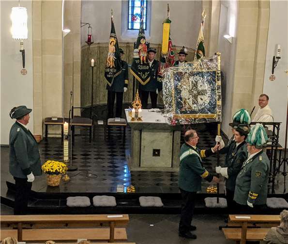 Drei Titel für Ersdorf-Altendorf Standartenübergabe an die St. Hubertus-Schützenbruderschaft Oberdrees in der Kirche.
