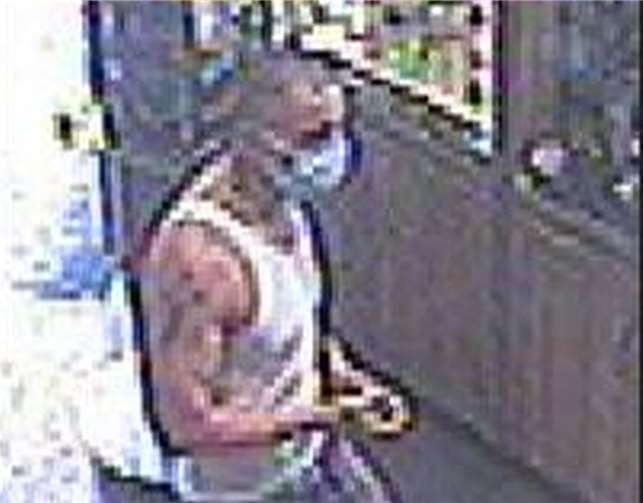 Standbild aus einer Videoaufnahme des Täters. Foto: Polizei Bonn 