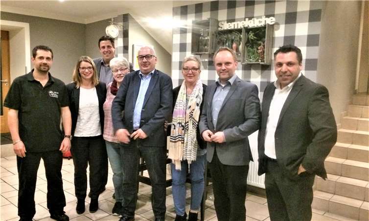 Standen beim Forum der SPD Rhein-Lahn der Gastronomie und Hotellerie Rede und Antwort (v. l. n. r.) Rene Lotz (DEHOGA-Kreisvorsitzender), Kristin Weyel (Jobcenter Rhein-Lahn), Markus Wieseler (Wieco Bildungszentrum), Marlene Meyer (Vorsitzende SPD-Gemeindeverband), Frank Ackermann (SPD Bad Ems), Anke Hofmann (Trigon Beratungsgesellschaft Koblenz), Mike Weiland (SPD-Kreisvorsitzender), Ahmet Coban (Wieco Bildungszentrum). SPD Rhein-Lahn