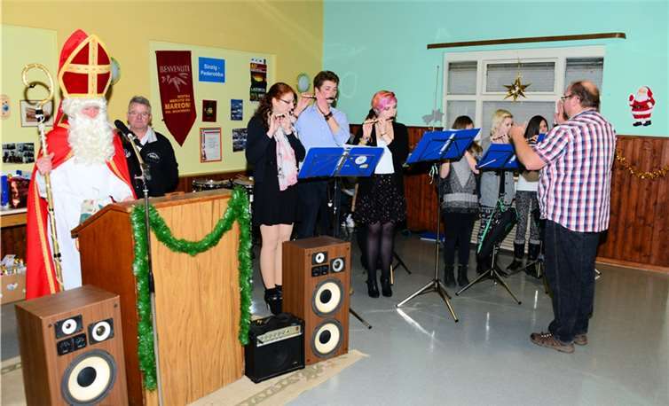 Standesgemäß mit Musik wurde der Nikolaus von Mitgliedern des Spielmannszuges Freiweg begrüßt.privat