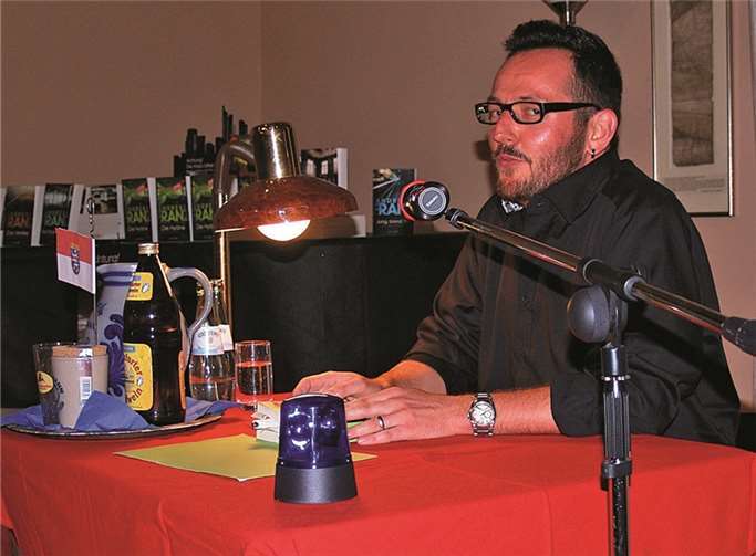 Standesgemäß mit Polizeiband abgeschirmt war der „Tatort“ bei der Lesung von Daniel Holbe, dem es diebisches Vergnügen machte, sein Publikum mit Textpassagen aus „Die Hyäne“ zum Gruseln zu bringen. Schü