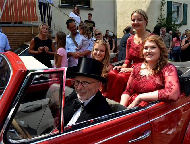 Standesgemäß wurden die neuen Weinmajestäten im Festzug durch den Ort chauffiert. Foto: privat