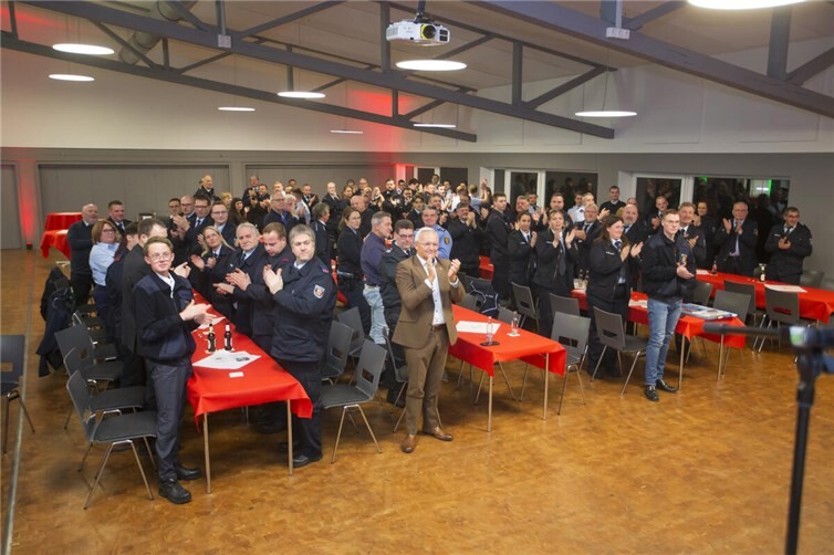 Standing Ovation für den scheidenden Bürgermeister Volker Mendel. Es war seine letzte Veranstaltung bei der Feuerwehr.