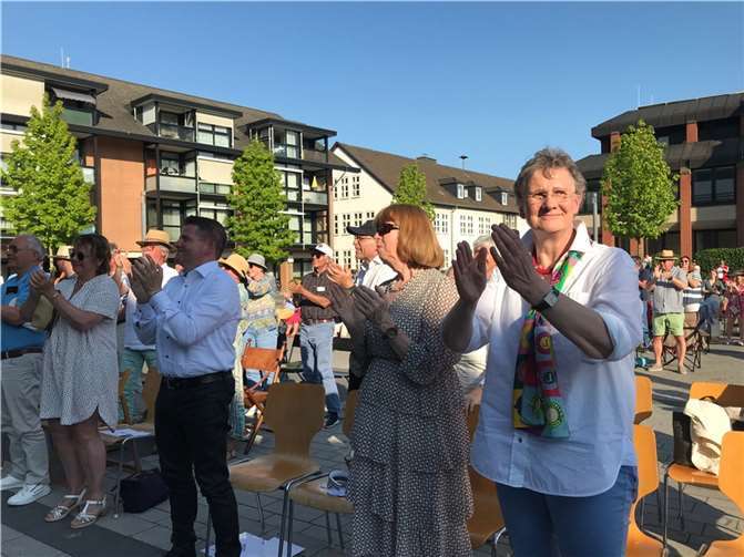 Standing Ovations auch vom Schirmherrn Bürgermeister Holger Jung (Mitte).