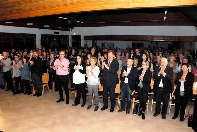 Standing Ovations gab es zum Schluss des Konzertabends für die musikalische Weltreise des Blasorchesters und die erfolgreiche Suche nach dem verschwundenen Zirkel.
