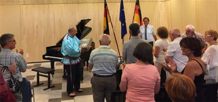 Standing Ovations im kleinen Konzertsaal des pompösen neuen Rathauses der Verbandsgemeinde Pellenz.privat