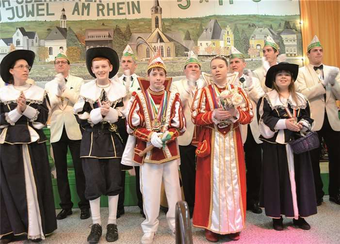 Standing Ovations vom Publikum als das Kinderprinzenpaar Matthias I. Profitlich und Pia I. Pöpping in die Narrhalla einzog.