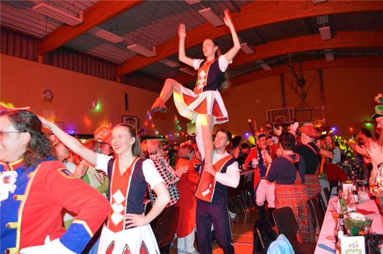 Standing ovations beim Einzug der Kripper Stadtsoldaten/Prinzengarde.