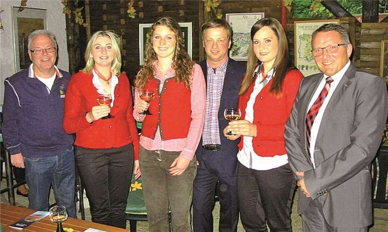 Standmanager Thomas Herschbach und die beiden Beigeordneten Johannes Hundrieser und Heinz Paffhausen stellten die neuen Weinmajestäten vor. DL