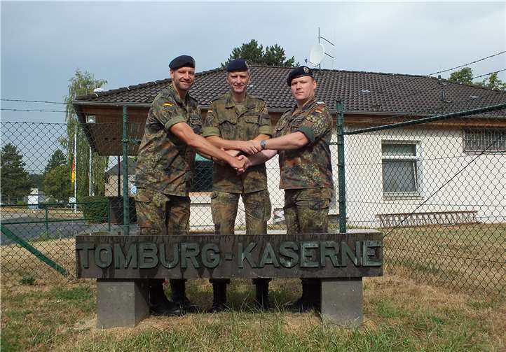 Standortältester Rainer Beeck übertrug die Aufgaben des Kasernenkommandanten von Markus Krahl auf Mike Wybraniec. Bundeswehr