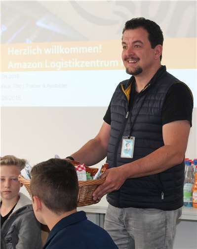 „Das kann ich auch!“ Standortleiter Nikolai Lisac überreichte Leckereien an die fleißigen Nachwuchslogistiker.
