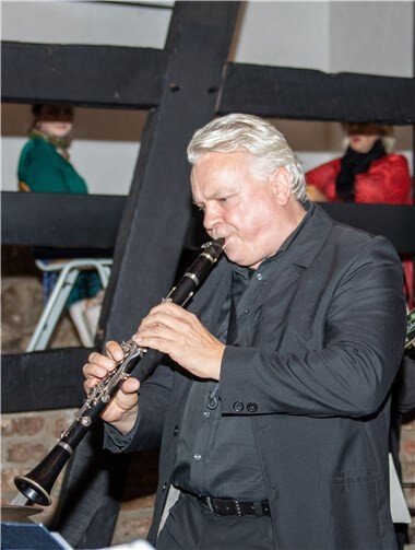 Stanislaw Kadlubicki mit der Klarinette.