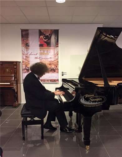 Star-Pianist Vladimir Mogilevsky spielte in den neuen Räumen von Piano-Spengler.privat