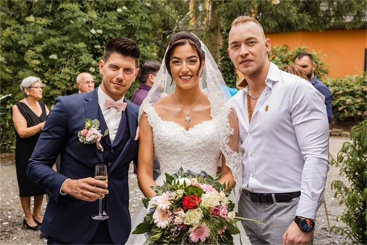 Stargast Erwin Kintop mit Mayener Brautpaar.