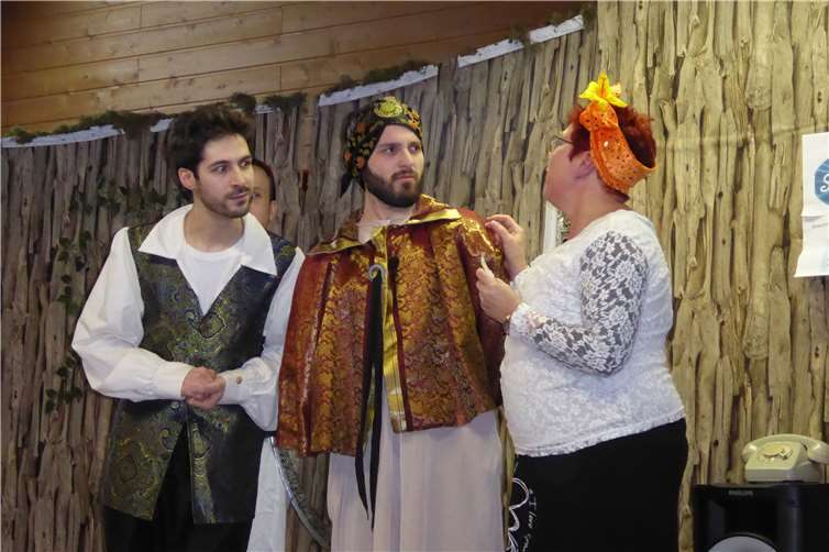 Stark beeinflusst wird der Sultan (Mitte) unter anderemvon seinem Berater und der Wirtin Trude.