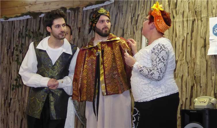 Stark beeinflusst wird der Sultan (Mitte) unter anderemvon seinem Berater und der Wirtin Trude.