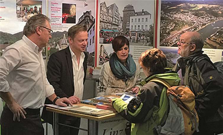 Stark gefragt: der Messestand der Bunten Stadt Linz auf der „Reisen Hamburg“. Mit dabei waren die Geschäftsführerin der Romantischer Rhein Tourismus GmbH, Claudia Schwarz, der Linzer Tourismus-Chef Thomas Herschbach (Mitte) und Unternehmer Klaus Mittrupp.privat