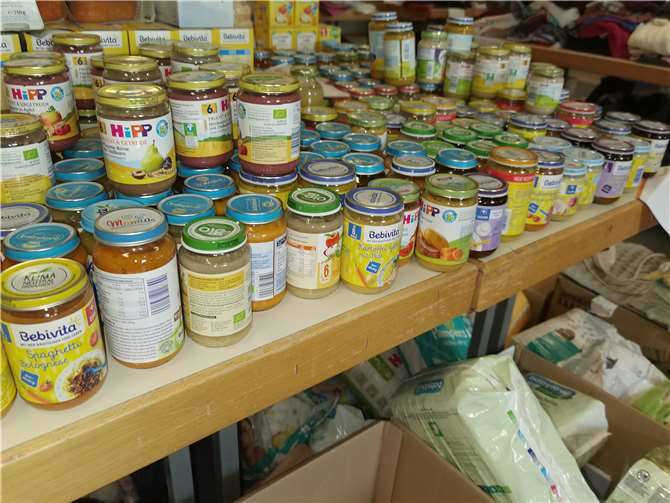 Stark nachgefragt: Babynahrung, die es in allen Varianten im Saal gibt.