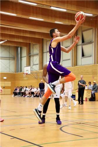 Stark unter dem Korb: Max Kuhnert versenkt den Korbleger.