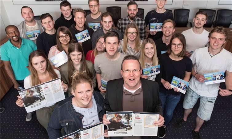 Starke Auszeichnung: Ausbilderin Sarah Schmitz und Personalchef Dirk Reuschenbach (vorne) freuen sich mit den Auszubildenden über die Auszeichnung „Bester Ausbildungsbetrieb im Bereich Versorger“ des Magazins Focus Money.  Stadtwerke Neuwied