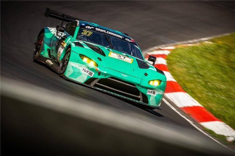 Starke Leistung nach dem Wiederaufbau: Guido Dumarey, Maxime Dumarey und Marek Böckmann erreichten mit dem beim 24-Stunden-Rennen auf dem Nürburgring schwer beschädigten Aston Martin Vantage GT3 den dritten Platz in der SP9-Am.
