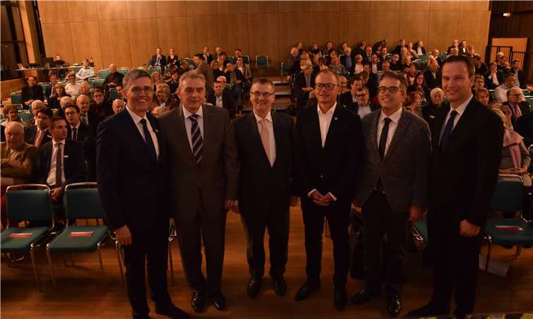 Starke Marken“ war das Thema des Wirtschaftsforums Andernach. Von links: Karl-Josef Esch, Vorstandsvorsitzender der KSK Mayen, Bürgermeister Claus Peitz, Landrat Alexander Saftig, Bernhard Sommer, Referent der Veranstaltung, Christian Heller, Geschäftsführer von andernach.net und Christoph Weitzel, Vorstandsvorsitzender der KSK Mayen. -UBU-