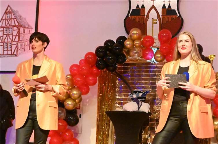 Starke Möhnen: Die Vorsitzende Sabrina Sesterhenn (links) und Kanzlerin Julia Schmich führten durch das Programm.