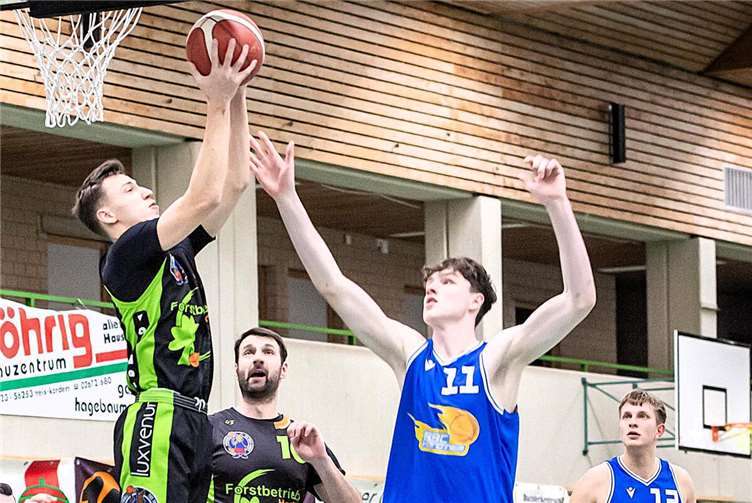 Starke Präsenz am Korb ist beim Rebound wichtig, wie hier durch Felix Dauns und Milan Trtic vom TuS Treis-Karden (in schwarz-grün).  Foto: Lisa Ferrlein.