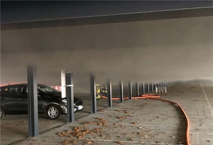 Starke Rauchentwicklung im Parkhaus.