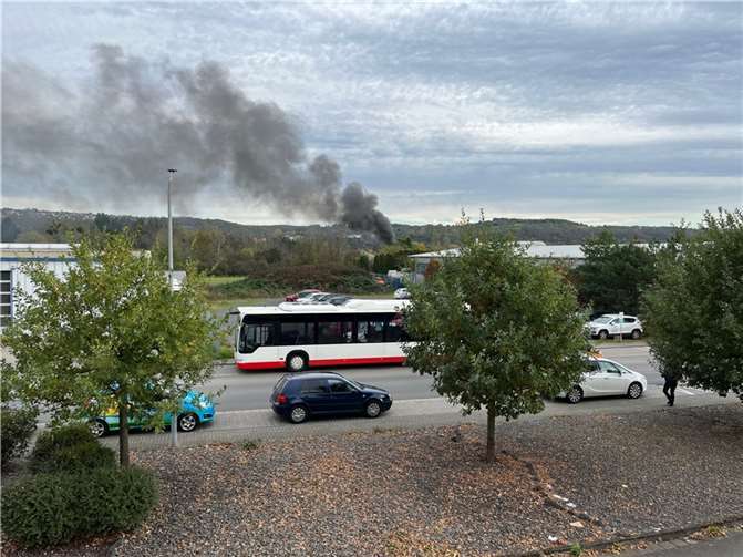 Starke Rauchentwicklung im Sinziger Industriegebiet. Foto: AP