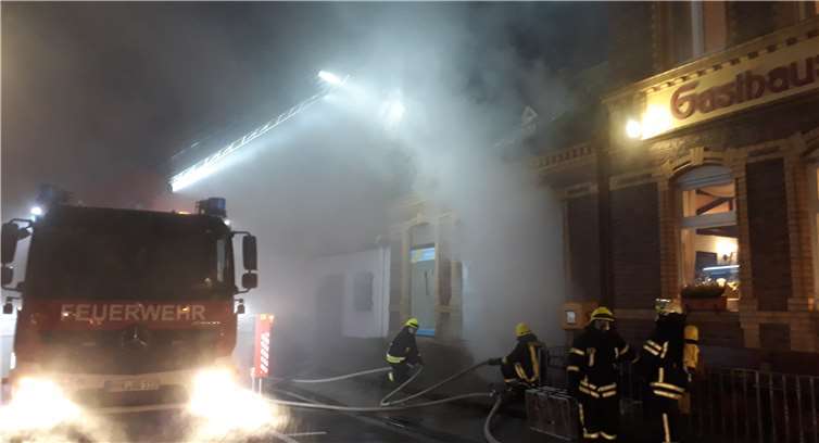 Starke Rauchentwicklung und Personen im Gebäude hielten die Wehrleute in Atem. Fotos: privat