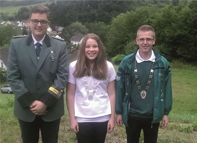 Starke Schützen (von links) König Benedikt Schneider, Bezirksschülerprinzessin Nathalie Reuther und Bezirksprinz Lukas Mosen.privat