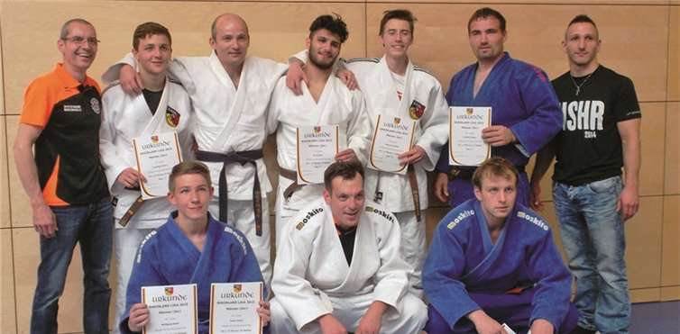 Starker 3. Platz bei den Judo-Rheinland-Mannschaftsmeisterschaften der Männer 2015 - das Team der Kampfgemeinschaft JC Maifeld/JC Worms mit (h.v.l): Betreuer Wolfgang Röser, Christoph Braun, Eugen Simon, Ali Nazarow, Maurizio Schäfer, Christian Weber, Betreuer Patrick Alberti; (v.v.l) Robin Haber, Holger Schenk, Daniel Hackl.privat