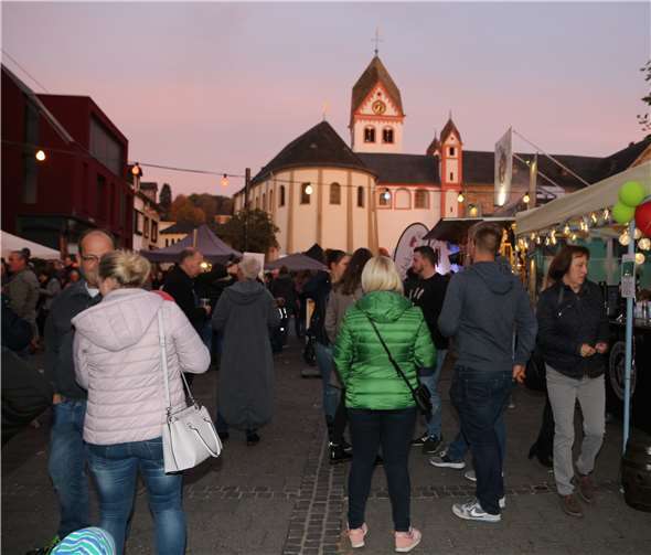 Starker Andrang auf der Festmeile vor der Doppelkirche St. Medard. Fotos: GM