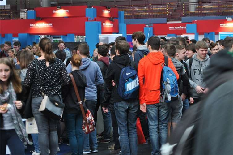 Starker Andrang beim Handwerk: Der Info-Stand bietet Einblicke in Theorie und Praxis dieses spannenden Wirtschaftsbereichs.