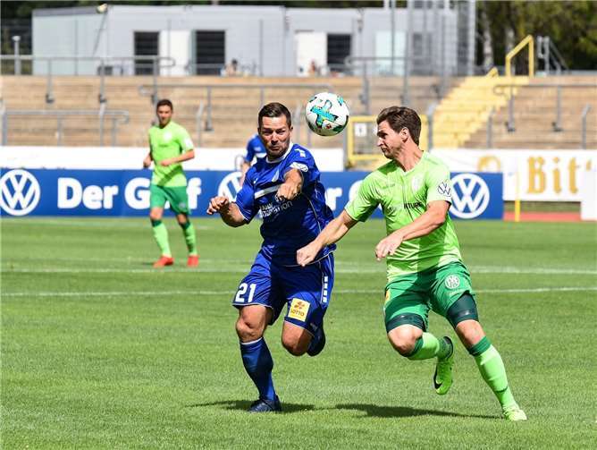 Starker Auftritt auch von Volker Horz, der sich hier gegen seinen Karbacher Widersacher Eric Peters durchsetzt. Foto: Marc Dieler