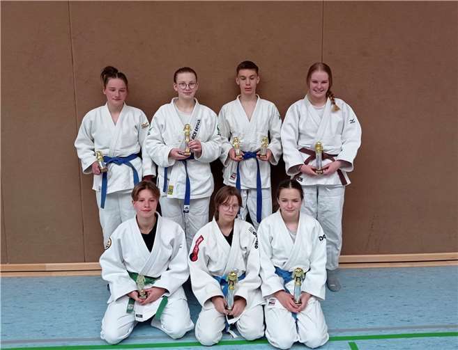 Starker Nachwuchs: Die Teilnehmer und Teilnehmerinnen des JJC beim Rhein-Ahr-Turnier in Remagen. Stehend von links: Rebecca Reicherts, Hope Verhagen, Daniel Weicel, Miriam Franken. Knieend von links: Melina Gratzer, Tatjana Schulze und Jule Lempertz.  Quelle: VG Mendig