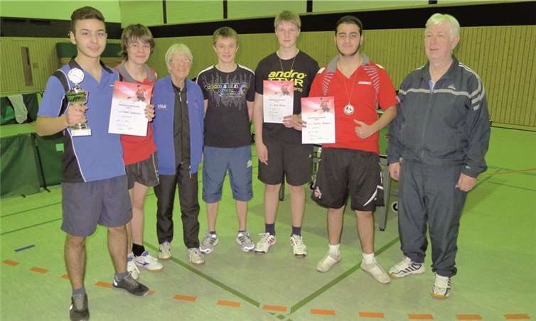 Starker Nachwuchs: SVR-Vereinsmeister Endrit Lladrovci, David Riddering, Attila Martens, Arne Beines, Furkan Balaban (v.l.n.r.) zusammen mit Jugendtrainerin und Damen-Vereinsmeisterin Heidi Wunner sowie Abteilungsleiter Wolfgang Bornheim.privat