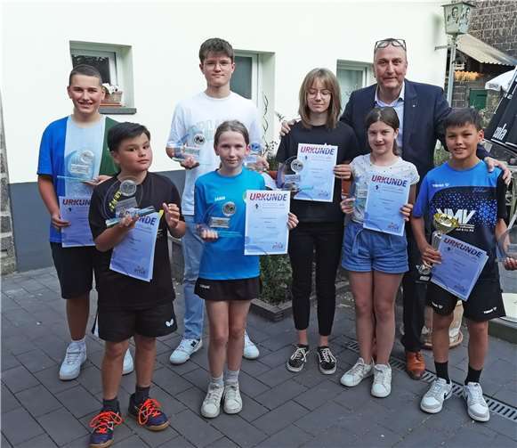 Starker Nachwuchs mit Leistungspokalen: v.li. Emilio Rippel, Mika Korn,Moritz Ulrich, Johanna Schmitz,Charlotte Andres, der neue Kreischef Günter Lung, Maja Oster und Felix Korn. Foto: BL