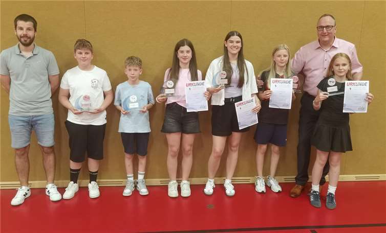 Starker Nachwuchs mit Leistungspokalen(v.l.): Jugendwart Yannick Heuser, Johannes Kahles,Linus Funk,Maya Oster Sari Reckenthäler und Kreisvorsitzender Günter Lung mit Jolina Thome und Liv Kay Albee. Foto: BL