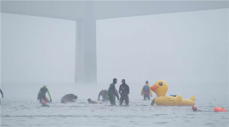 Starker Nebel verringerte die Sicht der Schwimmer enorm.