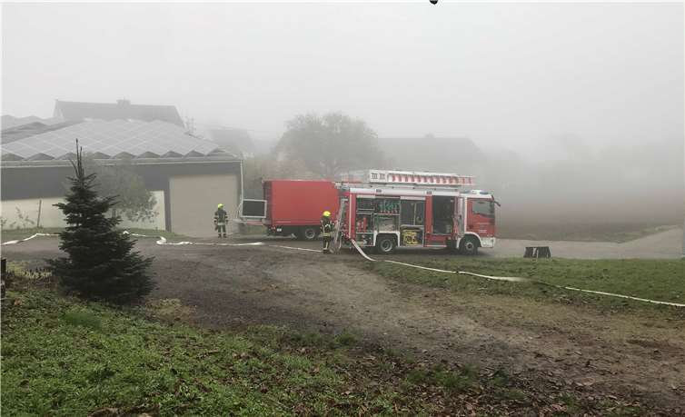 Starker Rauch drang aus der Maschinenhalle des Bauernhofes.