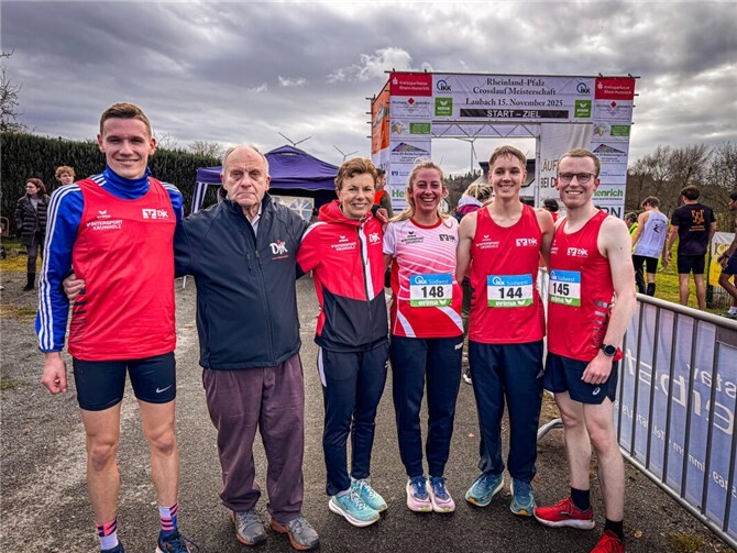Starker Saisonauftakt: Die Athletinnen und Athleten der DJK Ochtendung überzeugten bei den Rheinland-Pfalz-Meisterschaften im Crosslauf in Laubach mit zahlreichen Podestplätzen und starken Leistungen auf anspruchsvoller Strecke. Trainer Winfried Wirth (2.v.l.) zeigt sich mit dem Auftreten seines Teams sehr zufrieden.  Foto: Christoph Blank