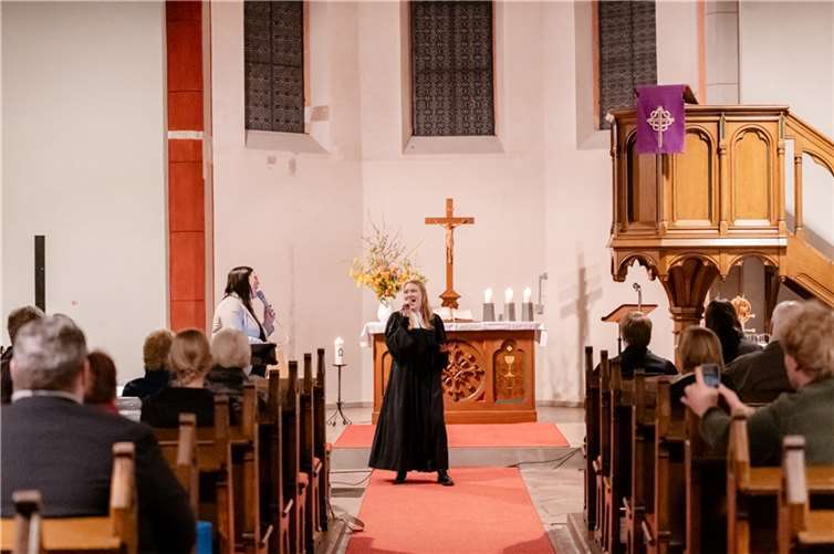 Starkes Duett: Die Sängerin der „Trembling Flowers“, Eva Schäfer, und die Montabaurer Pfarrerin Ricarda Bosse (re.).
