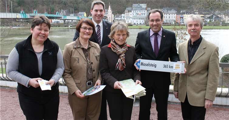 Starkes Netzwerk für das Wegemanagement des Moselsteigs. V.l.n.r.: Marion Gutberlet (Grontmij), Sabine Winkhaus-Robert (Mosellandtouristik), Thomas Kalff (Mosellandtouristik), Mathilde Weinandy (Eifelverein), Landrat Gregor Eibes (Aufsichtsratsvorsitzender Mosellandtouristik) und Manfred Rippinger (Eifelverein).Mosellandtouristik