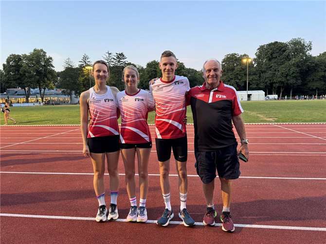 Starkes Team beim ASV Runners‘ Day in Köln: Carolin Endres, Verena van Beek und Jannik van Beek (v.l.) gemeinsam mit Trainer Winfried Wirth (rechts) glänzen mit Bestzeiten und Teamgeist.  Foto: privat