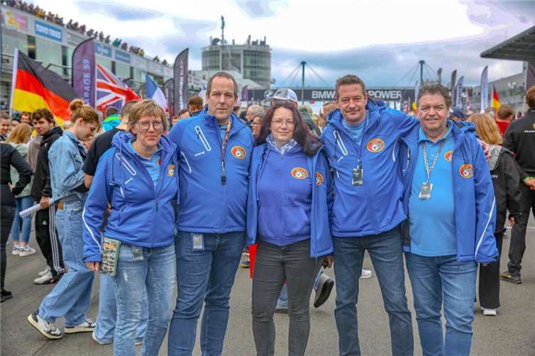 Ein Rennwochenende voller Motorsportmagie Starkes Team vor und hinter den Kulissen: Michael Kaliszan (2. v. l.), Erster Vorsitzender des AC Mayen und Organisationsleiter der GT World Challenge am Nürburgring, mit einem kleinen Teil seiner großen Organisationsmannschaft. Foto: Roland Schäfges / www.myfoto24.eu