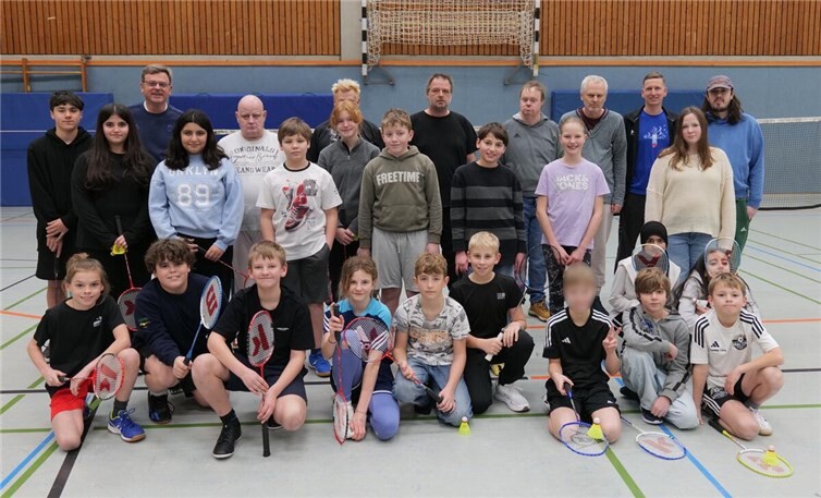 Starkes Zeichen für Inklusion: Im Rahmen der Badminton-AG liefern sich Schülerinnen und Schüler der IGS Pellenz jeden Montag Ballwechsel mit Klienten der Barmherzigen Brüder Saffig. Foto: Jannik Junglas