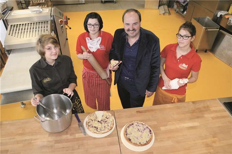 Starkoch Johann Lafer mit Lehrlingen im Zentrum für Ernährung und Gesundheit. Klaus Herzmann