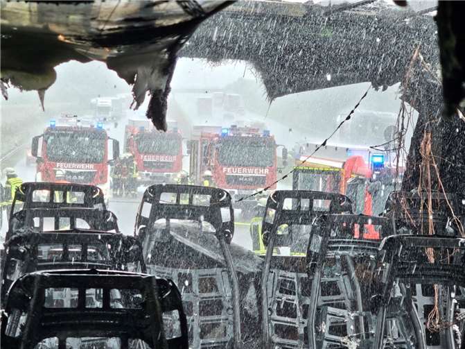 Starkregen während der Löschmaßnahmen.  Foto: Freiwillige Feuerwehr Königswinter
